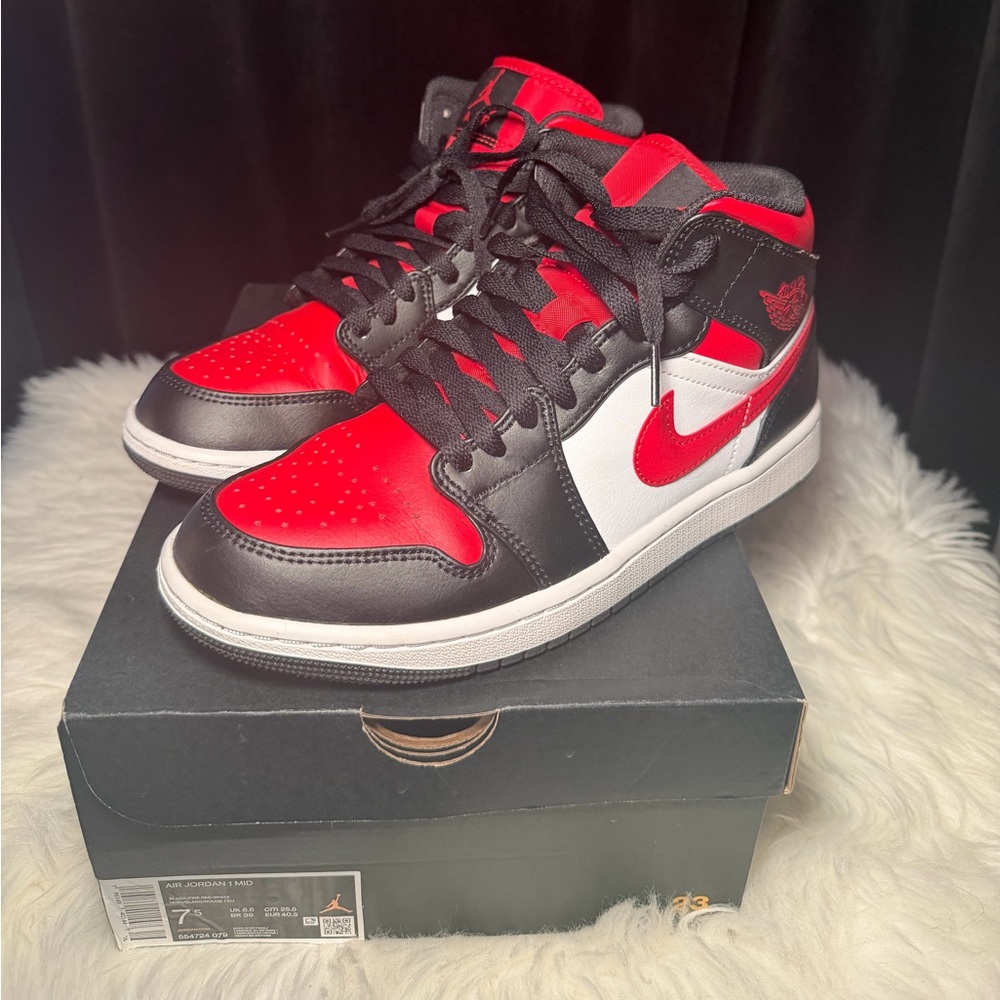 Air Jordan 1 Mid Fire Red